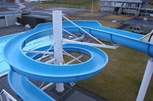 800px-Sundlaug_Stykkishólms_water_slide_top