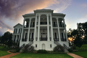 By Ludovic Bertron from New York City, Usa (Nottoway Plantation  Uploaded by russavia) [CC-BY-2.0 (http://creativecommons.org/licenses/by/2.0)], via Wikimedia Commons