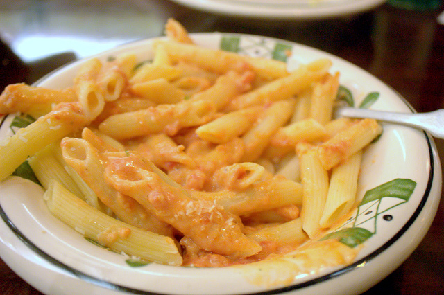 "olive garden penne" by Krista [CC BY 2.0 (https://creativecommons.org/licenses/by/2.0/)], via Flickr